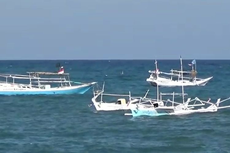 Kapal Nelayan Jebol Dihantam Gelombang Tinggi