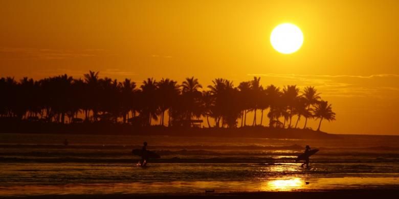  Matahari terbenam di Pantai Air Manis, Padang, Sumatera Barat, Selasa (7/6/2011). 