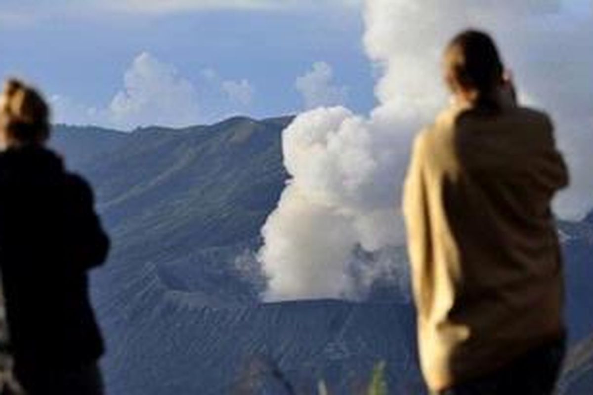Wisatawan menikmati Gunung Bromo yang mengeluarkan asap sulfatara dari Penanjakan 2, Desa Ngadisari, Sukapura, Probolinggo, Rabu (24/11/2010). Gunung Bromo dinyatakan berstatus awas oleh Pusat Vulkanologi dan Mitgasi Bencana Geologi (PVMBG) sejak Selasa 23 November pukul 15.30 WIB. Wisatawan dan masyarakat dilarang beraktivitas dengan radius tiga kilometer dari Bromo. 