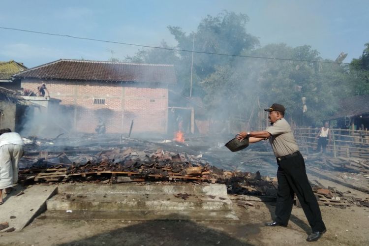 HANGUS--Rumah milik Gumbrek ( 50) ,warga Dusun Krajan, Desa Krebet, Kecamatan Jambon, Kabupaten Ponorogo hangus rata tanah setelah dibakar Agung, anak kandungnya sendiri, Jumat ( 18/5/2018) siang. 
