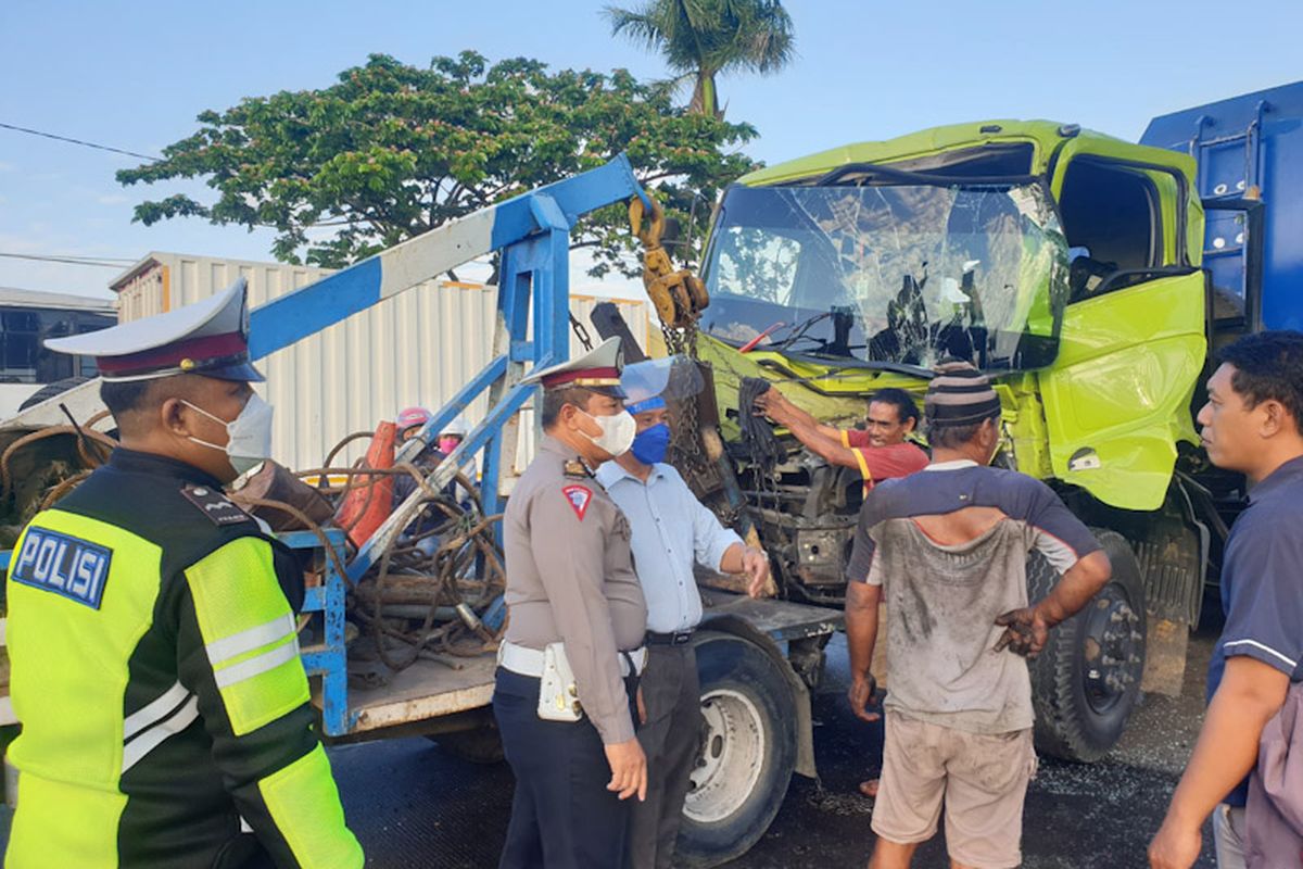 Proses evakuasi dua truk tronton yang bertabrakan di Jalan Poros Nasional Lamongan-Gresik, di Kecamatan Deket, Lamongan, Jawa Timur, Rabu (10/8/2022). *** Local Caption *** Proses evakuasi dua truk tronton yang bertabrakan di Jalan Poros Nasional Lamongan-Gresik, di Kecamatan Deket, Lamongan, Jawa Timur, Rabu (10/8/2022).