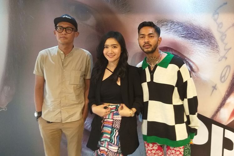 Sutradara Dyan Sunu Prastowo, aktris Febby Rastanty, dan aktor Onadio Leonardo saat jumpa pers film The Last Prank, di kantor Falcon Pictures kawasan Duren Tiga, Jakarta Selatan, Senin (11/7/2022).