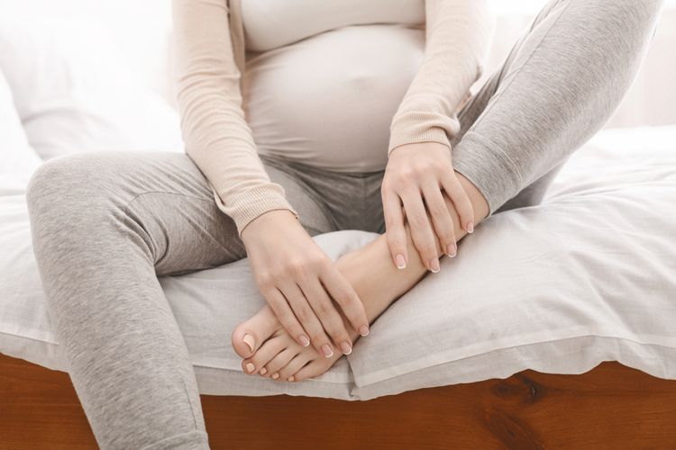 Ilustrasi kaki pegal saat hamil, penyebab kaki pegal saat hamil, cara mengatasi kaki pegal saat hamil. 