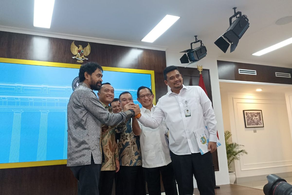 Gubernur Provinsi Aceh (batik abu-abu) bersama Gubernur Sumatera Utara Bobby Nasution (baju putih) saling berjabat tanda dan salam komando usai Presiden Prabowo memutuskan 4 pulau yang sebelumnya disengketakan dua Provinsi masuk wilayah administratif Provinsi Aceh di Kompleks Istana Kepresidenan, Jakarta Pusat, Selasa (17/6/2025).