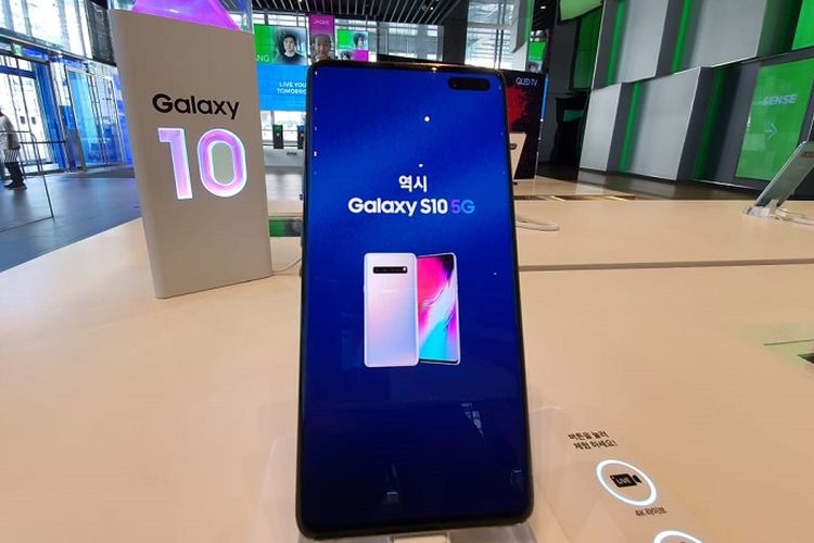 Galaxy S10 5G di terpajang di area utama Samsung dLight di Seoul, Korea Selatan.