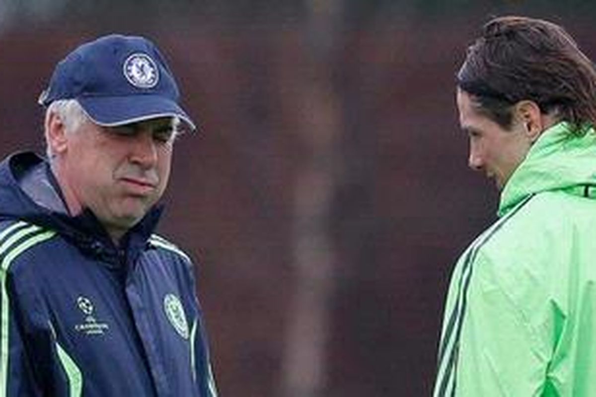 Pelatih Chelsea Carlo Ancelotti (kiri) dan Fernando Torres (kanan)
