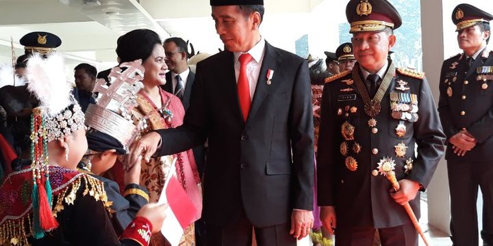 Presiden Joko Widodo didampingi oleh Kapolri Jenderal Pol Tito Karnavian usai menghadiri acara Hari Bhayangkara ke-72 di Istora Senayan, Jakarta, Rabu (11/7/2018).