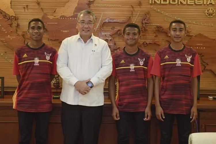 Tiga orang anak asal Akademi Sepak Bola Bintang Timur Atambua, Kabupaten Belu, Nusa Tenggara Timur (NTT), saat meminta restu Menteri Desa, Pembangunan Daerah Tertinggal, dan Transmigrasi (PDTT) Eko Putro Sandjojo