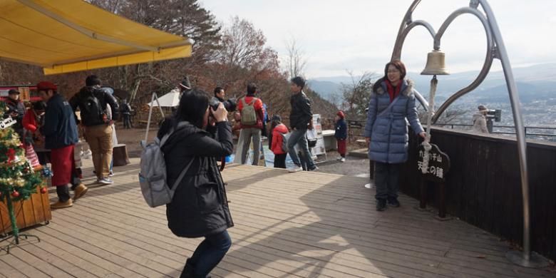 Wisatawan berfoto di bell of tenjo. Lonceng berbentuk hati kalau difoto seakan-akan persis berada di hadapan Gunung Fuji. Sangat diincar wisatawan untuk berfoto.