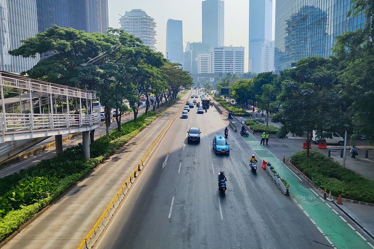Lalu lintas di Jalan Sudirman Jakarta terpantau lengang jelang KTT ASEAN ke-43, Senin (4/9/2023)