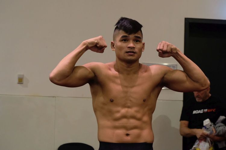 Petarung UFC asal Indonesia, Jeka Saragih, telah menyelesaikan sesi timbang badan jelang laga semifinal Road to UFC pada Minggu (23/10/2022).
