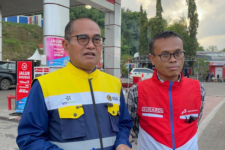  Kepala BPH Migas Wahyudi Anas (kiri) dan Eksekutif General Manager Pertamina Patra Niaga Regional Sumatera Bagian Utara (Sumbagut), Sunardi (kanan) saat meninjau SPBU di Lhokseumawe, Aceh, Sabtu (17/1/2026).