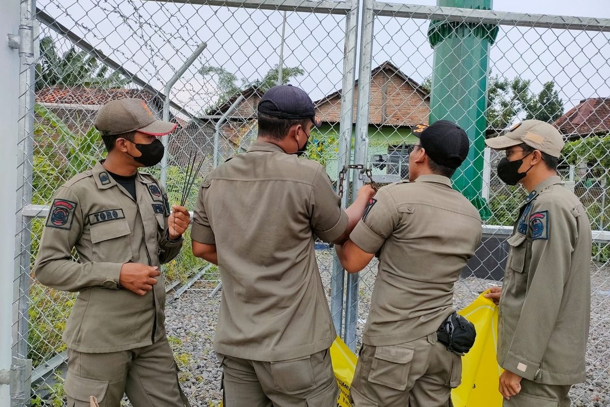 Petugas Pol PP Bantul menyegel menara telekomunikasi di Kapanewon Kasihan.