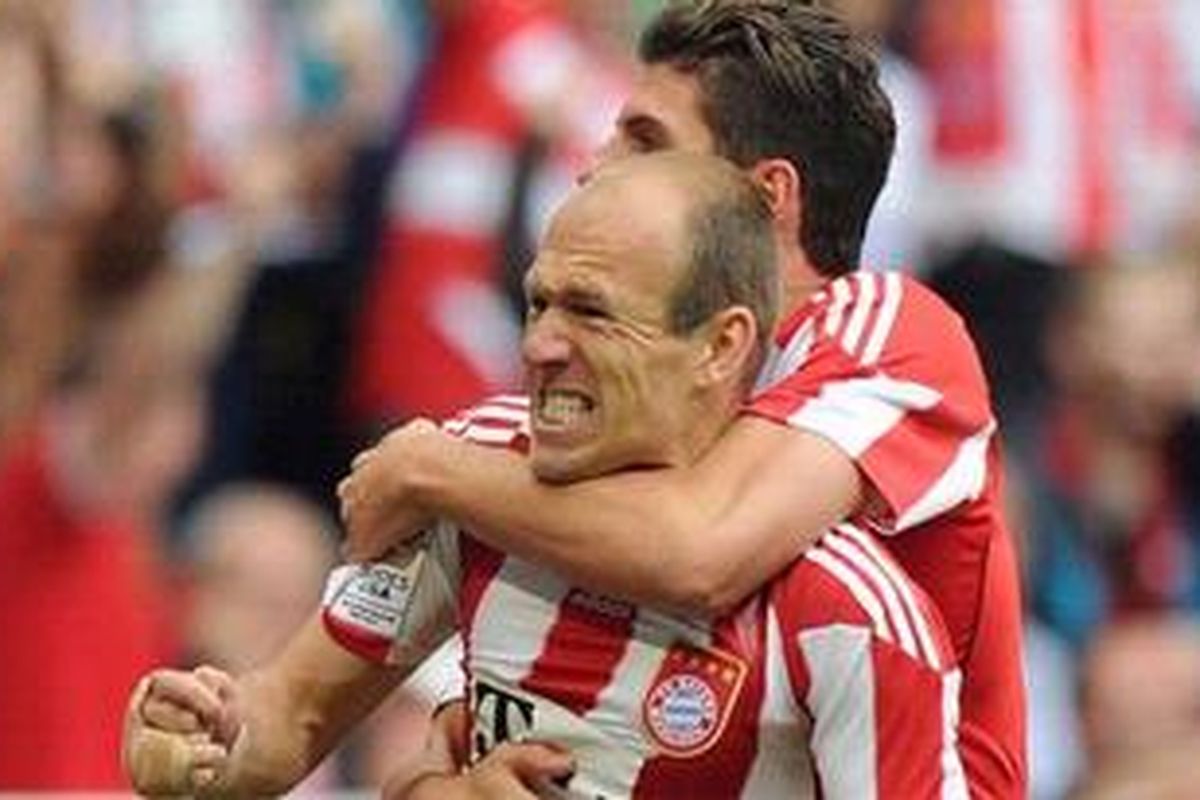 Pemain sayap Bayern Muenchen Arjen Robben (kiri) dipeluk rekannya, Thomas Mueller, setelah membobol gawang Schalke pada lanjutan Bundesliga, di Allianz Arena, Sabtu (30/4/2011).
