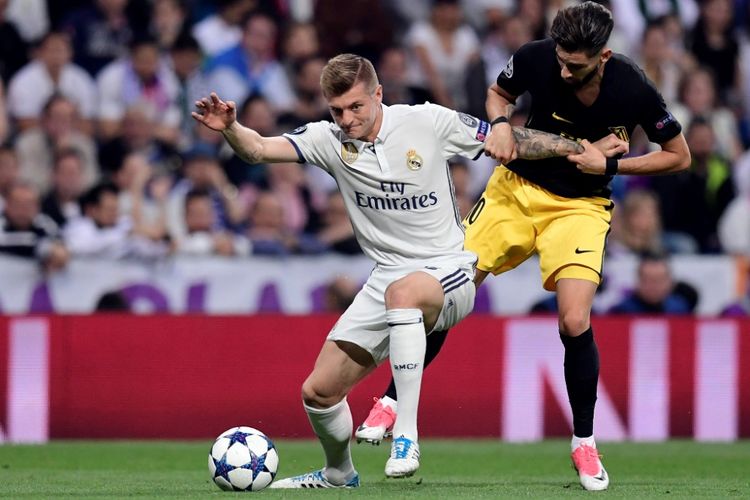 Toni Kroos (kiri) melindungi bola saat Real Madrid melawan Atletico Madrid pada partai pertama semifinal Liga Champions di Stadion Santiago Bernabeu, Selasa (2/5/2017).