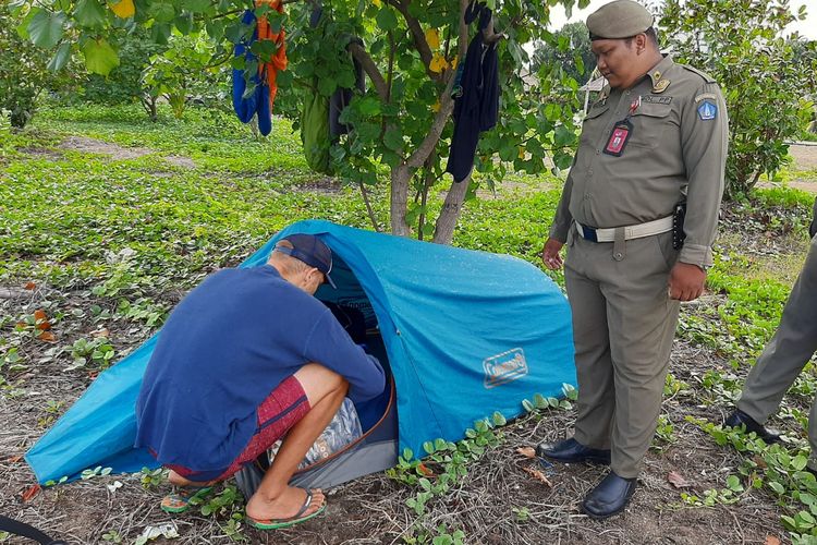 Petugas Satpol PP datangi bule Denmark yang kemah di Pantai Kuta, Jumat (7/2/2020).