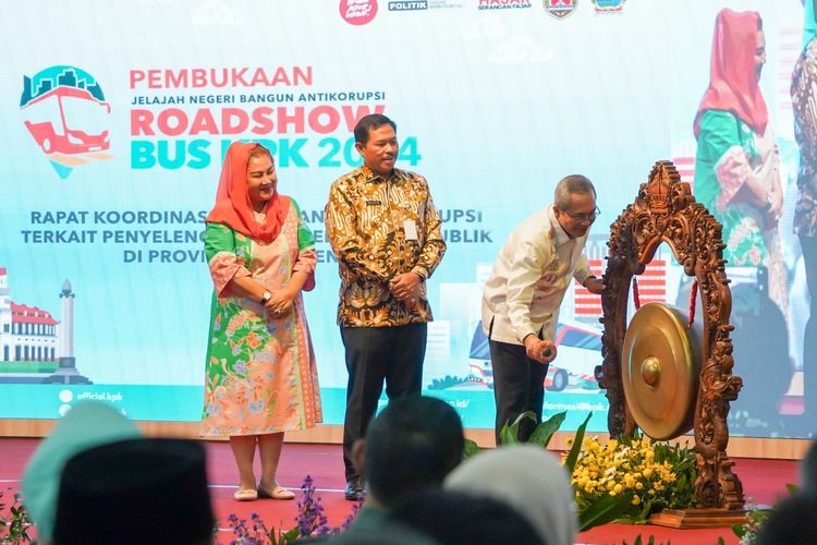 Wali Kota Semarang Hevearita Gunaryanti Rahayu bersama Penjabat (Pj) Gubernur Jawa Tengah (Jateng) Nana Sudjana dan Wakil Ketua KPK Alexander Mawarta saat menghadiri Pembukaan Roadshow Bus KPK di Pemprov Jateng, Kota Semarang, Kamis