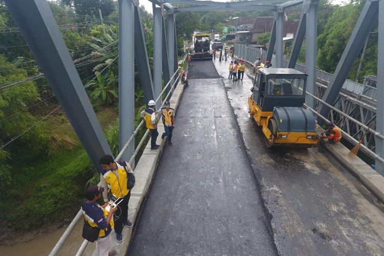 Jembatan Ngantruk yang sempat runtuh akibat ditabrak truk muat semen curah besok Kamis (17/3/2022) kembali bisa difungsikan