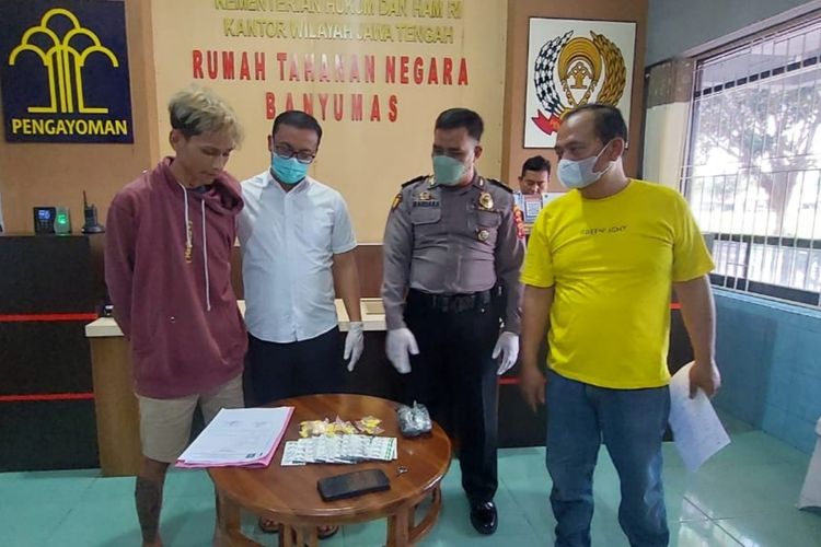 Petugas mengamankan pelaku pelemparan ratusan butir pil koplo ke Rutan Banyumas, Jawa Tengah, Kamis (22/9/2022).