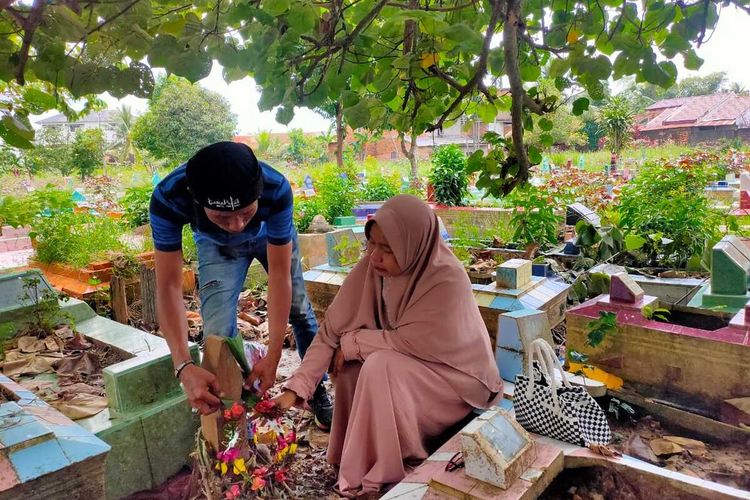 Soimah bersama suaminya Rusdi melakukan ziarah makam AM (17) di Tempat Pemakaman Umum (TPU) Sungai Selayur, Kecamatan Kalidoni, Palembang, Sumatera Selatan. AM yang merupakan santri pondok pesantren Gontor diduga tewas lantaran mengalami kekerasan.