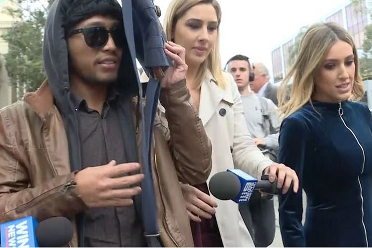 Rico Auliaputra (26) dikejar-kejar media Australia sesaat setelah meninggalkan gedung pengadilan kota Wollongon, New South Wales.