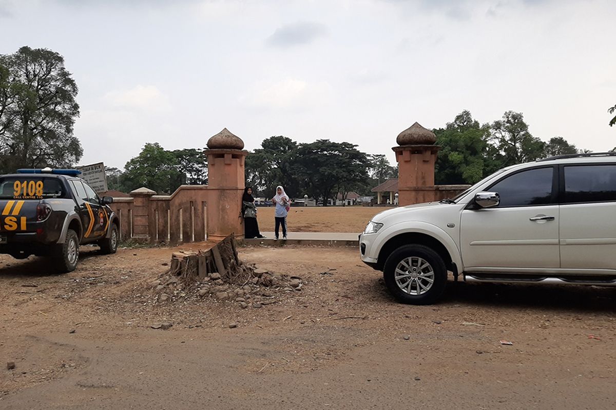 Lokasi penusukan Menko Polhukam Wiranto di Alun-alun Menes, Kecamatan Menes, Kabupaten Pandeglang, Banten, Kamis (10/10/2019). Wiranto menderita luka dua tusukan di bagian perut dan polisi mengamankan dua tersangka suami istri Syahril dan Fitri Andriana yang diduga terpapar jaringan ISIS.