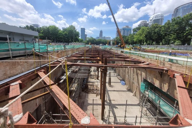 Progres pembangunan Stasiun Monas MRT Jakarta per 25 Januari 2024 jika dilihat dari atas tanah. Stasiun yang dibangun di bawah tanah (underground) ini memiliki tunnel yang akan terhubung ke Stasiun Bundaran HI.