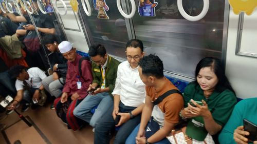 Pulang Kampanye dari Bogor, Anies Pilih Naik KRL