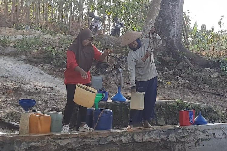 Sejumlah warga mengambil air di Sendang Duwur, Desa Jurangjero, Kecamatan Bogorejo, Kabupaten Blora, Jawa Tengah, Kamis (21/9/2023)