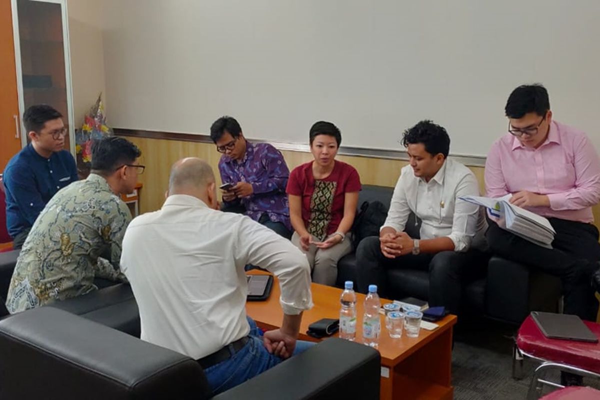 Anggota DPRD DKI fraksi PSI menerima aduan warga di lantai 4, Gedung DPRD DKI, Jumat (30/8/2019)