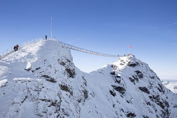 Tempat wisata di Swiss - Atraksi wisata Peak Walk by Tissot Suspension Bridge di Glacier 3000.