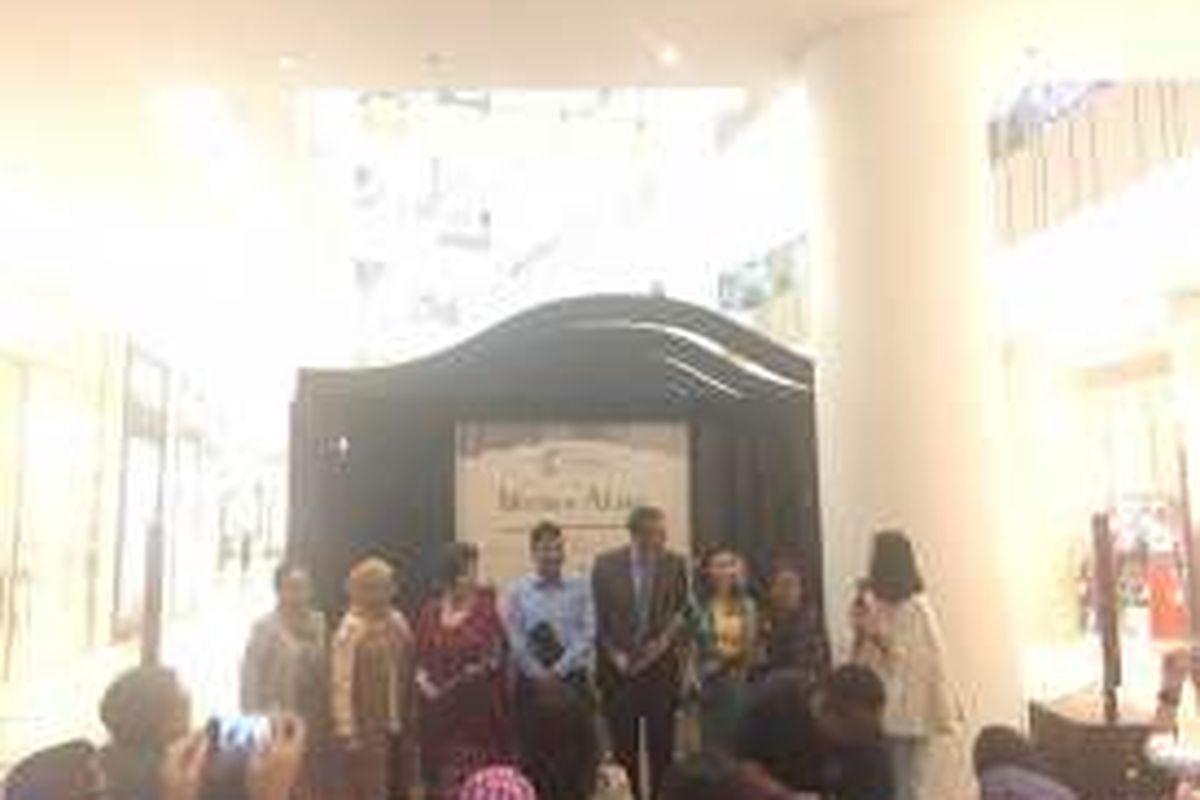 Pembukaan pameran Warna Alam di Senayan City Jakarta, Senin (31/10/2016). 