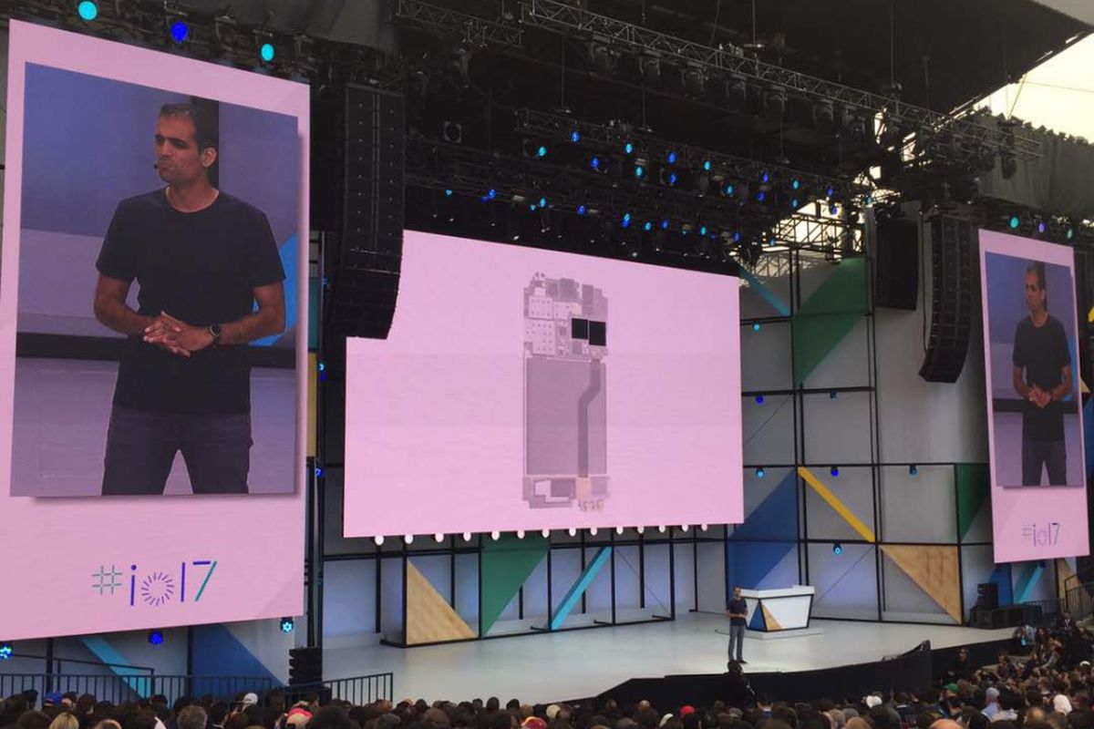 VP Engineering Android, Dave Burke saat mempresentasikan Android O di acara Google I/O di Mountain View, AS, Rabu (17/5/2016).