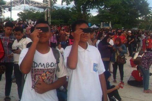 Tonton Gerhana, Warga Belitung Pakai Kacamata Tukang Las