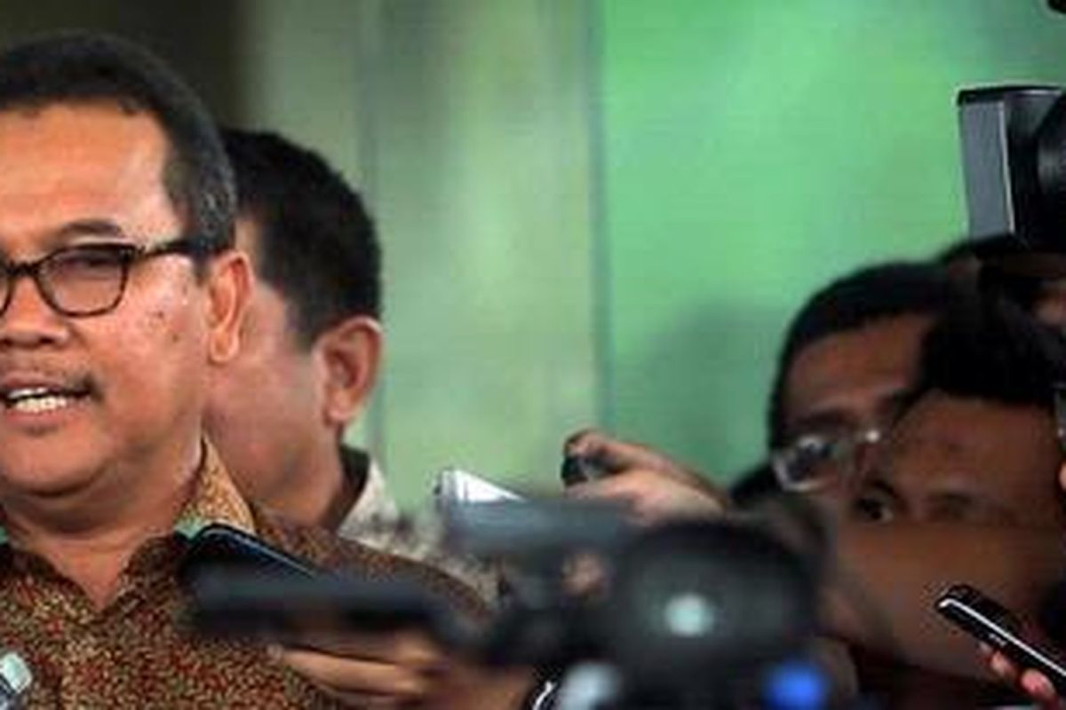 Gubernur Riau Rusli Zainal menjawab pertanyaan para wartawan usai diperiksa penyidikan Komisi Pemberantasan Korupsi (KPK), Jakarta, Jumat (25/1/2013). Rusli di periksa sebagai saksi ke  tujuh anggota Dewan Perwakilan Rakyat Daerah (DPRD) Riau yang menjadi tersangka kasus  dugaan suap pembahasan Peraturan Daerah Nomor 6 Tahun 2010 tentang Dana Pengikatan Tahun Jamak Pembangunan Venue Pekan Olahraga Nasional (PON) Riau 2012.  