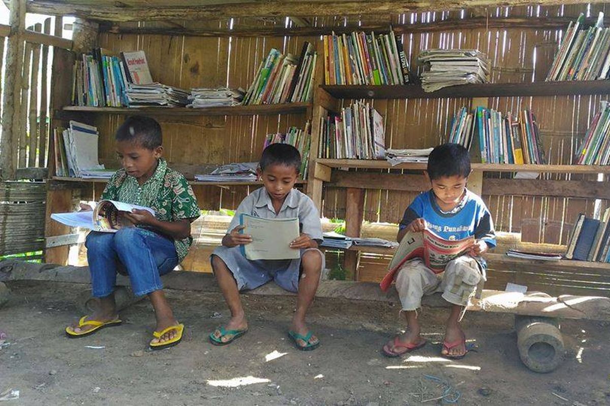 Anak-Anak sekolah dasar di Kampung Pupung, Desa Rondo Woing, Kecamatan Ranamese, Kabupaten Manggarai Timur, Flores, NTT, 2017 sedang membaca buku di Rumah Baca Cengka Ciko seusai jam sekolah dan juga hari-hari libur. Foto ini diterima KOMPAS.com, Selasa, (10/9/2019). (Arsip Rumah Baca Cengka Ciko/KOMPAS.com/Markus Makur)