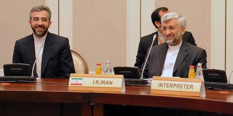 Perunding Iran Saeed Jalili (kanan) mewakili negaranya dalam perundingan program nuklir Iran dengan enam negara besar yaitu AS, Rusia, Perancis, Jerman, Inggris, dan China. Pembicaraan yang dihelat di Almaty, Kazakhstan itu berakhir tanpa kesepakatan apapun.