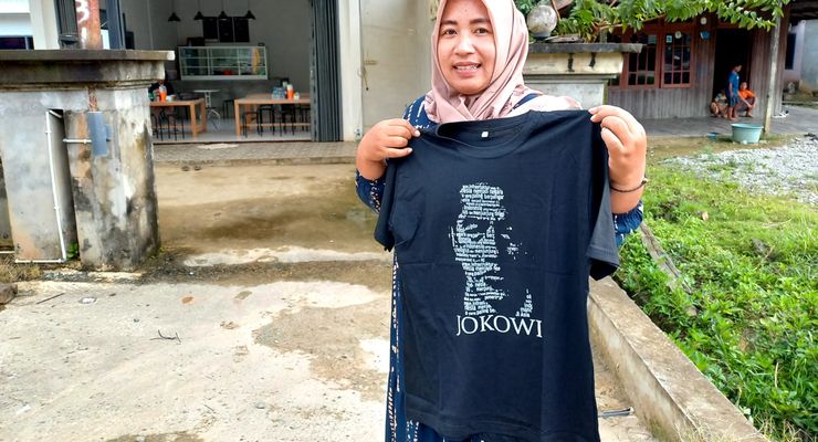Kunjungi IKN, Jokowi Lempar Baju Kaus Bergambar Wajahnya dari Mobil