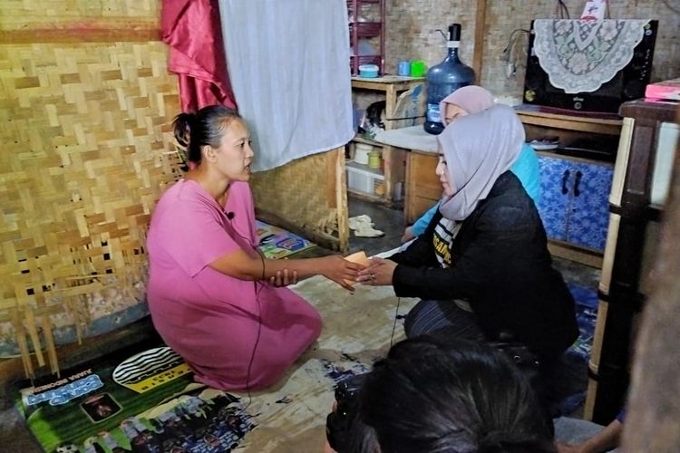 Buruh cuci di Sumedang, Aryanti, saat menerima tamu di rumahnya. Dalam pertemuan itu, Aryanti menceritakan kisah hidupnya. 