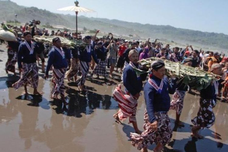 Sejumlah abdi dalem mengikuti prosesi uba rampe yang dilabuh di Pantai Parangkusumo, Bantul, Yogyakarta, Jumat (30/5).
