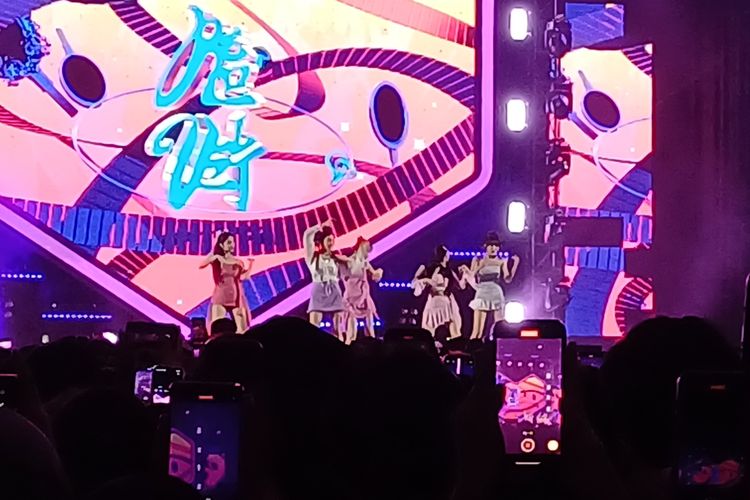 Girl group Red Velvet saat membawakan lagu Chill Kill di Lazada Fest 12.12 di Indonesia Arena, Senayan, Jakarta Pusat, Rabu (13/12/2023).