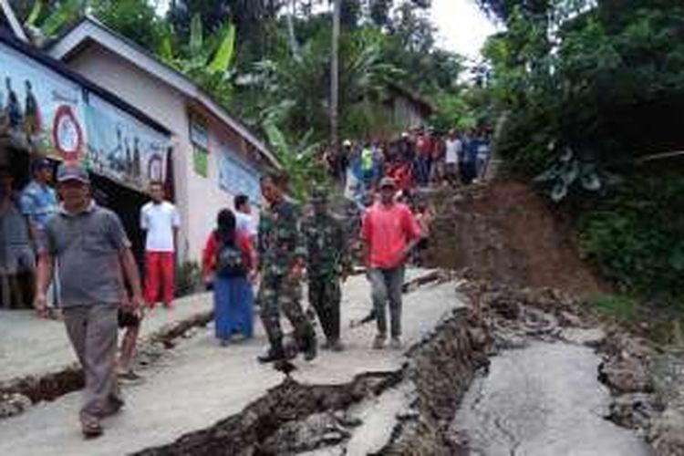 Longsor di Desa Clapar, Kecamatan Madukara, Banjarnegara, sejak Kamis (24/3/2016) merusak bangunan.