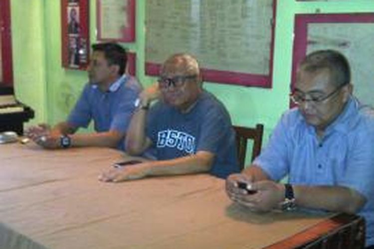 CEO Arema Cronus, Iwan Budianto (kiri) dan Andi Darussalam Tabusalla (tengah), saat jumpa pers di Kota Malang Jawa Timur, saol konflik legalitas Arema. Selasa (7/4/2015).