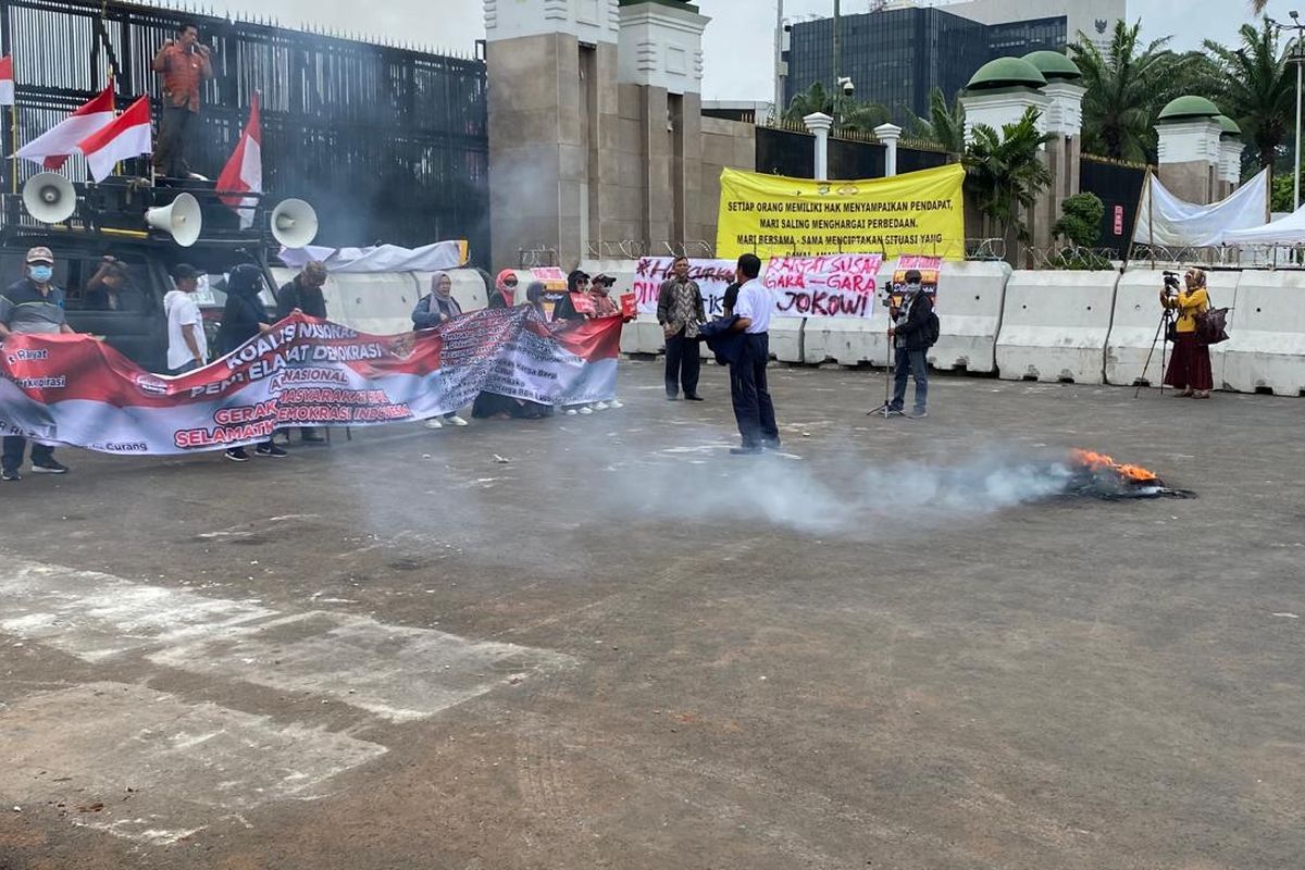 Demonstrasi di depan Gedung DPR/MPR RI, massa membakar ban, Rabu (13/3/2024). 