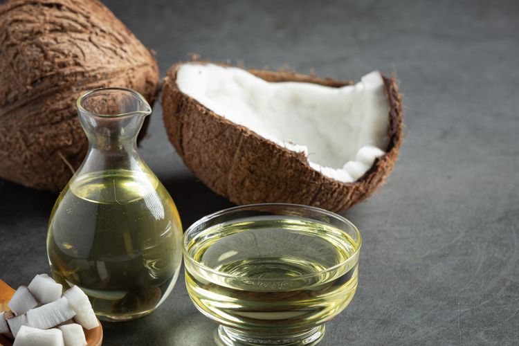 Oil pulling atau membersihkan mulut dengan minyak juga diyakini bisa menjadi salah satu cara memutihkan gigi yang efektif, salah satunya menggunakan minyak kelapa.