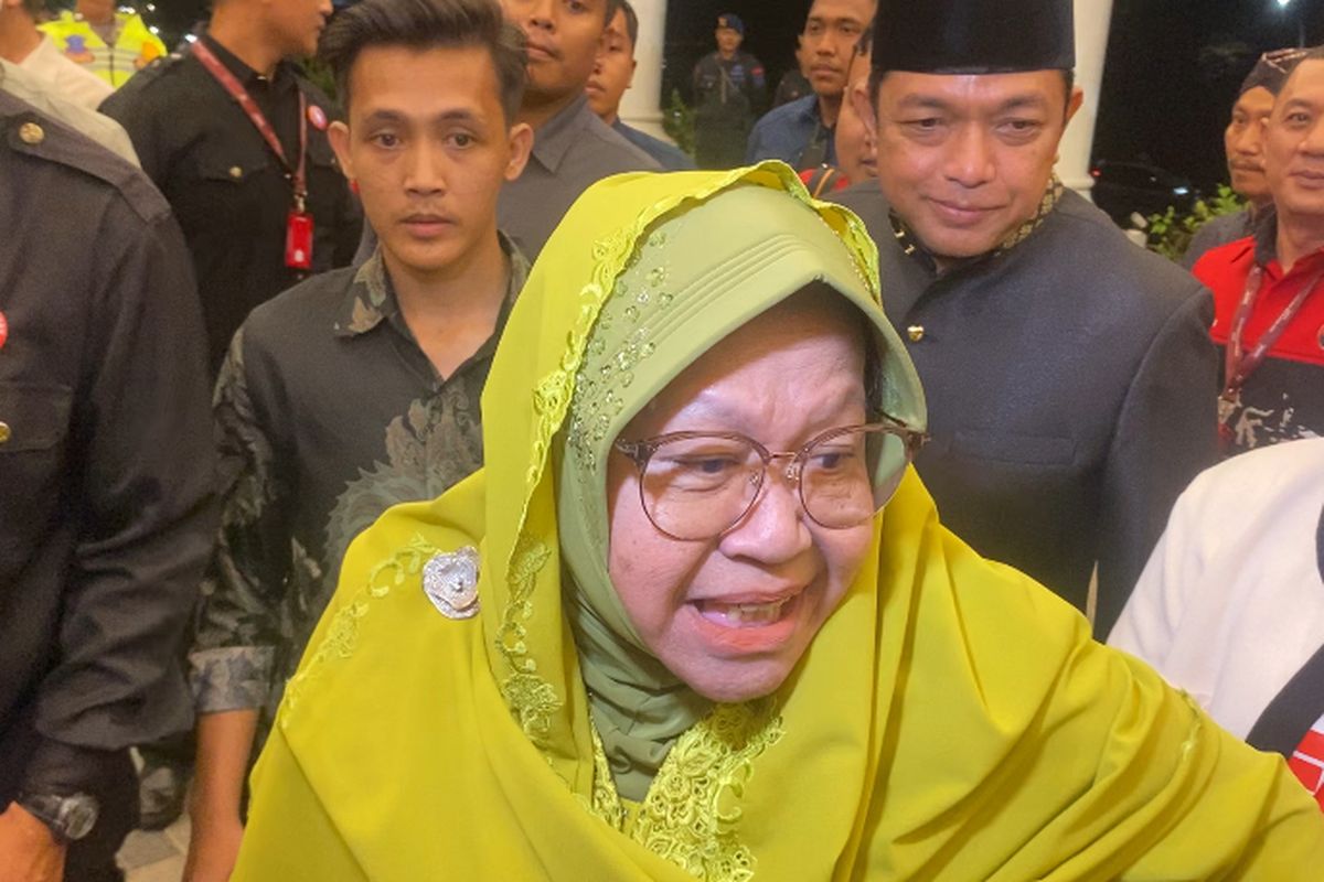 Paslon nomor urut 3, Tri Rismaharini saat tiba di lokasi debat Pilkada Jatim, Surabaya, Jumat (18/10/2024).