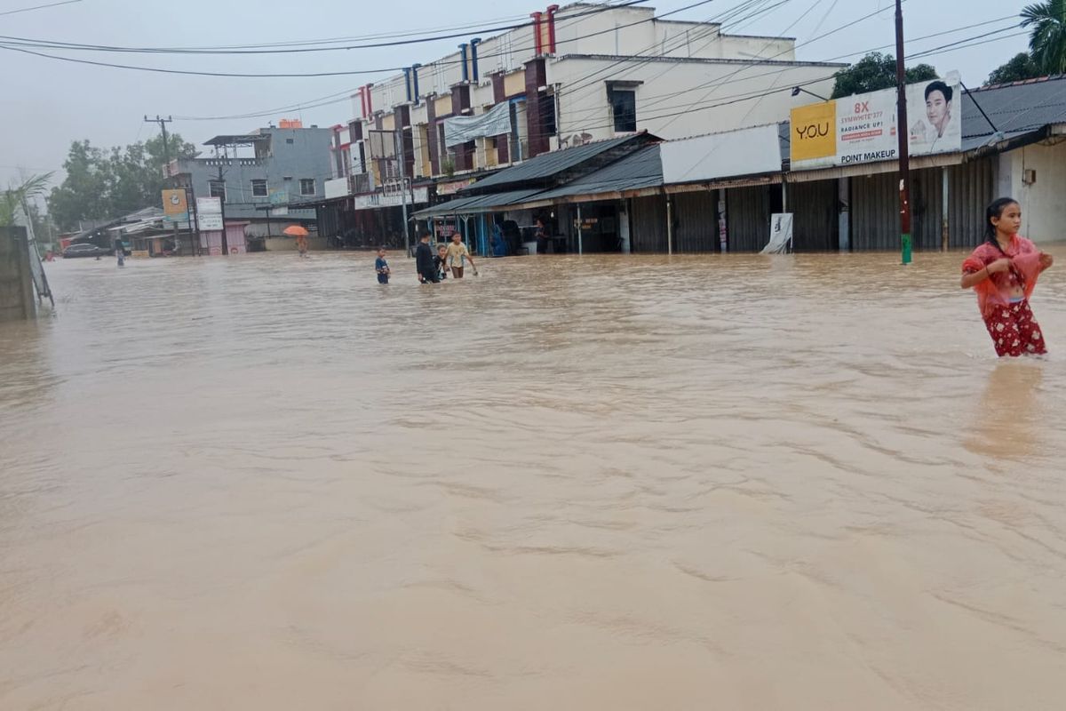 Banjir 1 Meter Rendam Ratusan Rumah di Bangka Barat dan Lumpuhkan Lalu Lintas