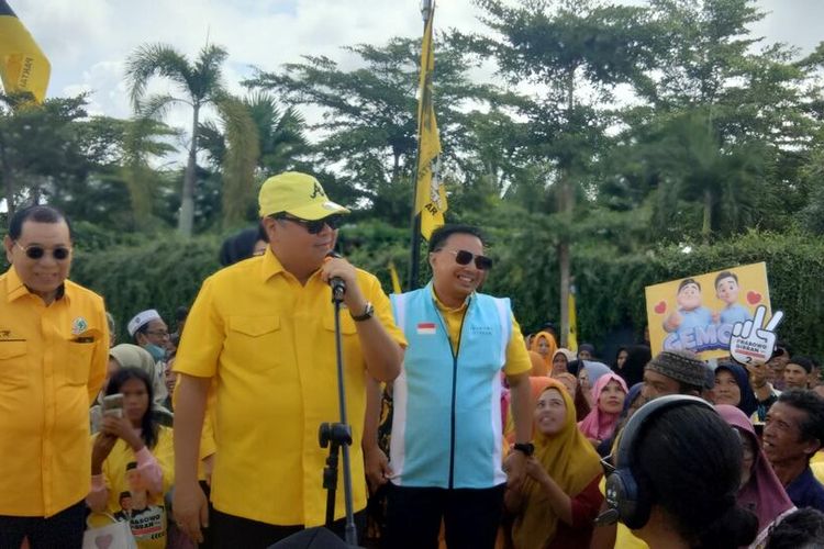 Ketua Umum Partai Golkar Airlangga Hartarto saat membuka pasar murah di Palembang, Sumatera Selatan, Jumat (26/1/2024).