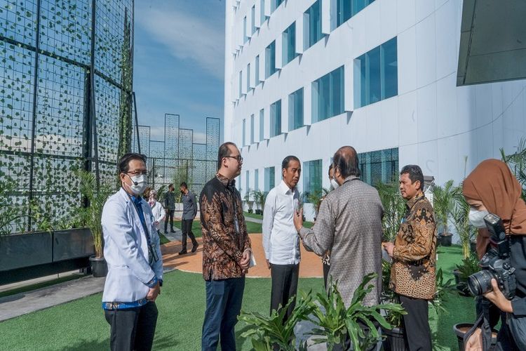 Mengusung konsep green hospital, rumah sakit (RS) yang dinaungi Mayapada Healthcare Group itu telah mendapatkan sertifikasi Greenship dan Edge. Mayapada Hospital Bandung juga mengedepankan kenyamanan, keamanan, serta suasana asri bagi pasien. 