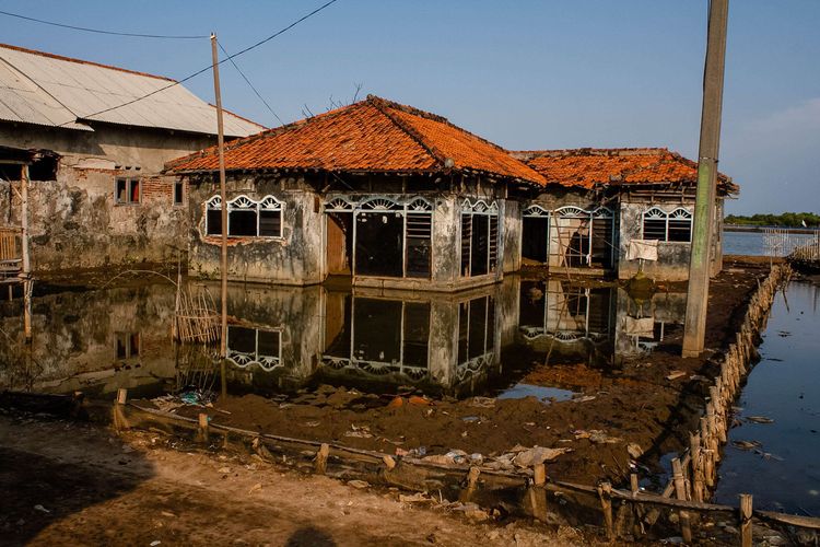 Rumah warga ditinggalkan pemiliknya akibat tergenang luapan air laut di Kampung Beting, Desa Pantai Bahagia, Kecamatan Muara Gembong, Kabupaten Bekasi, Jawa Barat, Kamis (28/11/2019). Ratusan rumah hunian warga alami kerusakan yang cukup parah, sehingga banyak rumah yang ditinggalkan pemiliknya.